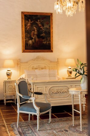 Phòng Suite Junior | Bộ đồ giường cao cấp, két bảo mật tại phòng, bàn 