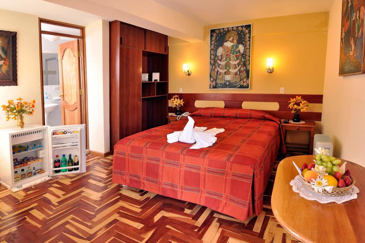 Double Room, 1 Queen Bed | Minibar, in-room safe, desk, soundproofing