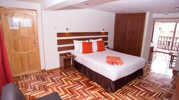 Minibar, desk, laptop workspace, free WiFi