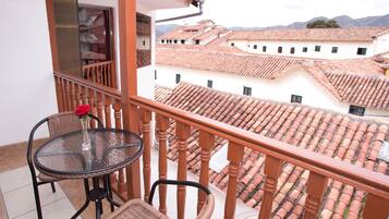 Suite Junior, 1 grand lit | Minibar, bureau, espace de travail pour ordinateur portable