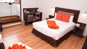 A hotel room with a large bed, a desk, and a chair. - Hotel Arcangel (Cusco)