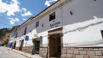 Vista frontal de la propiedad