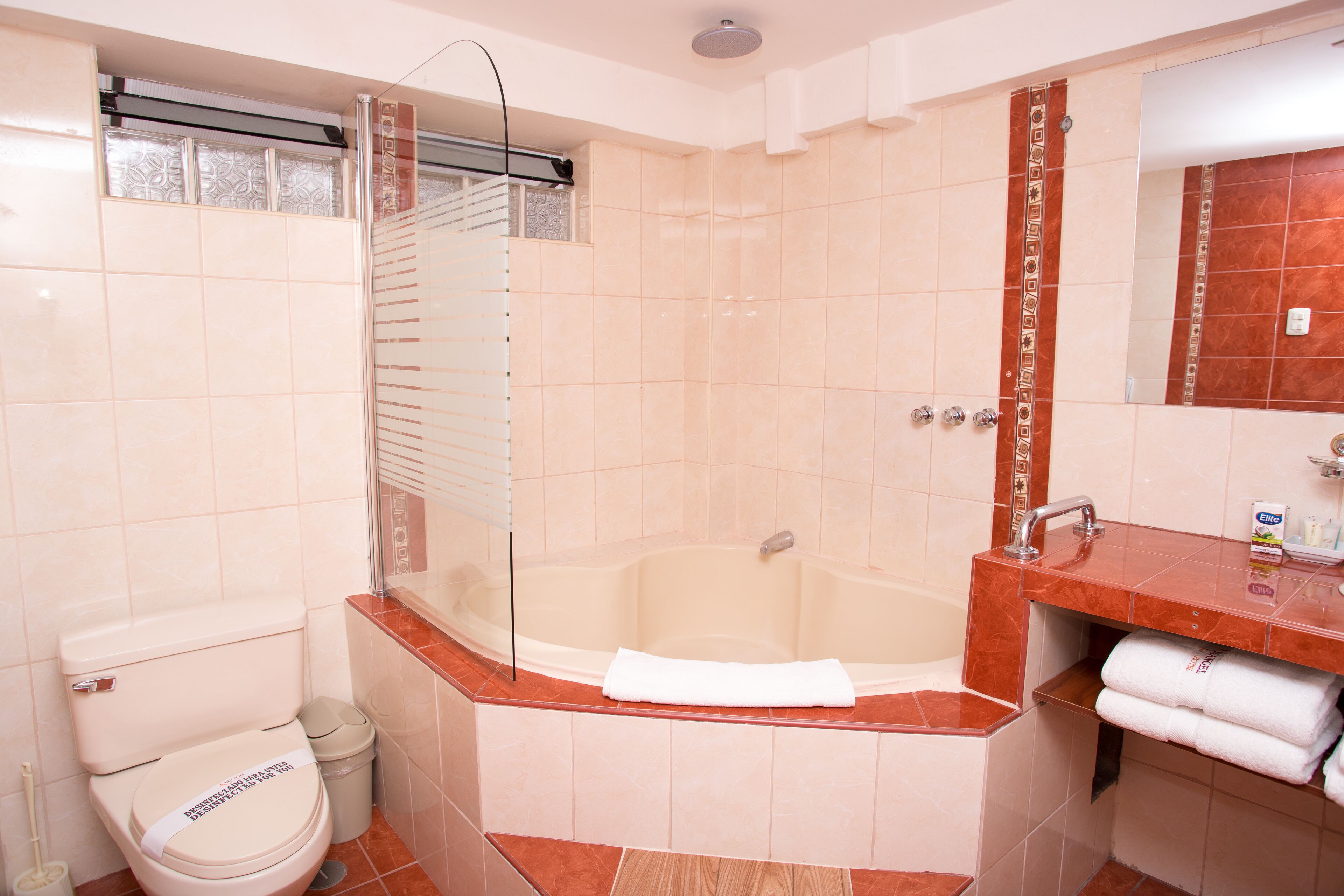 Un baño con inodoro, bañera y lavamanos.