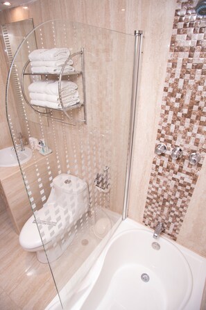Habitación estándar, 1 cama doble | Baño | Artículos de higiene personal gratuitos, secador de pelo y toallas