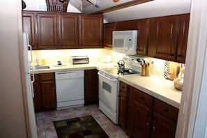 Townhome, 4 Bedrooms | Private kitchen