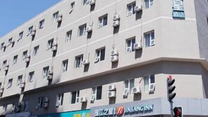 A multi-story hotel with a sign for 'INJANGINN' on the ground floor. - Jinjiang Inn Select Dalian Youhao Square (Dalian)