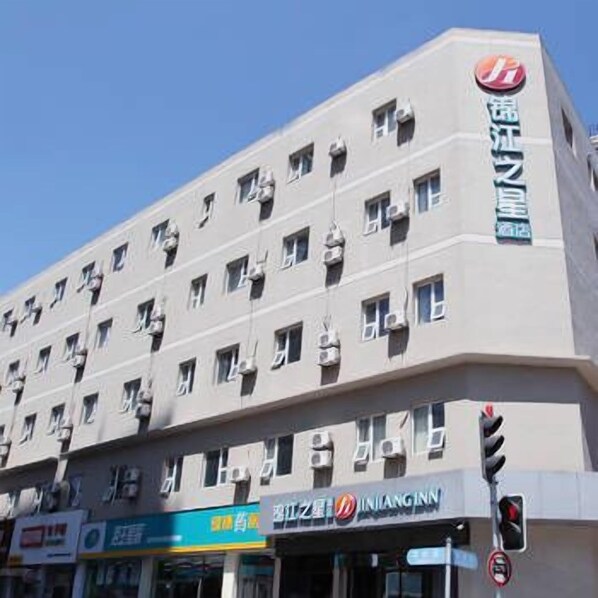 A multi-story hotel with a sign for 'INJANGINN' on the ground floor.