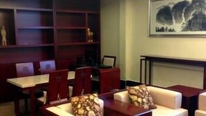 A hotel lobby with seating areas, a fireplace, and a large artwork on the wall. - Hanyun Huidu Hotel (Huaibei)