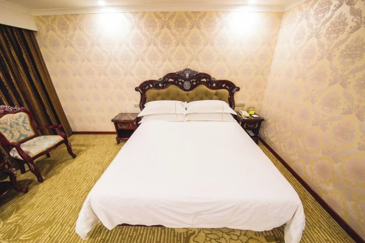 Discount Queen Room (No Window)
