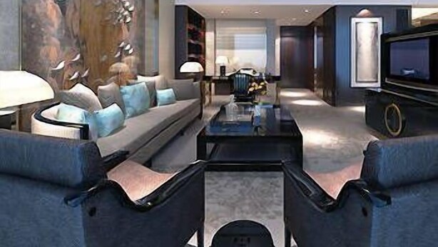 Un salon moderne comprenant un canapé, des fauteuils, une table basse et un téléviseur.