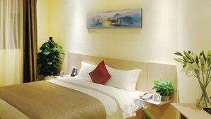 A hotel room with a bed, a desk, and a chair. - Shenzhen Shangpin Hotel (Shenzhen)
