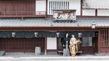 A traditional Japanese building with a sign reading "平八茶屋".