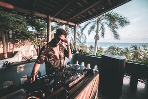 Beach bar - Nílu Puerto Escondido by Selina (Puerto Escondido)