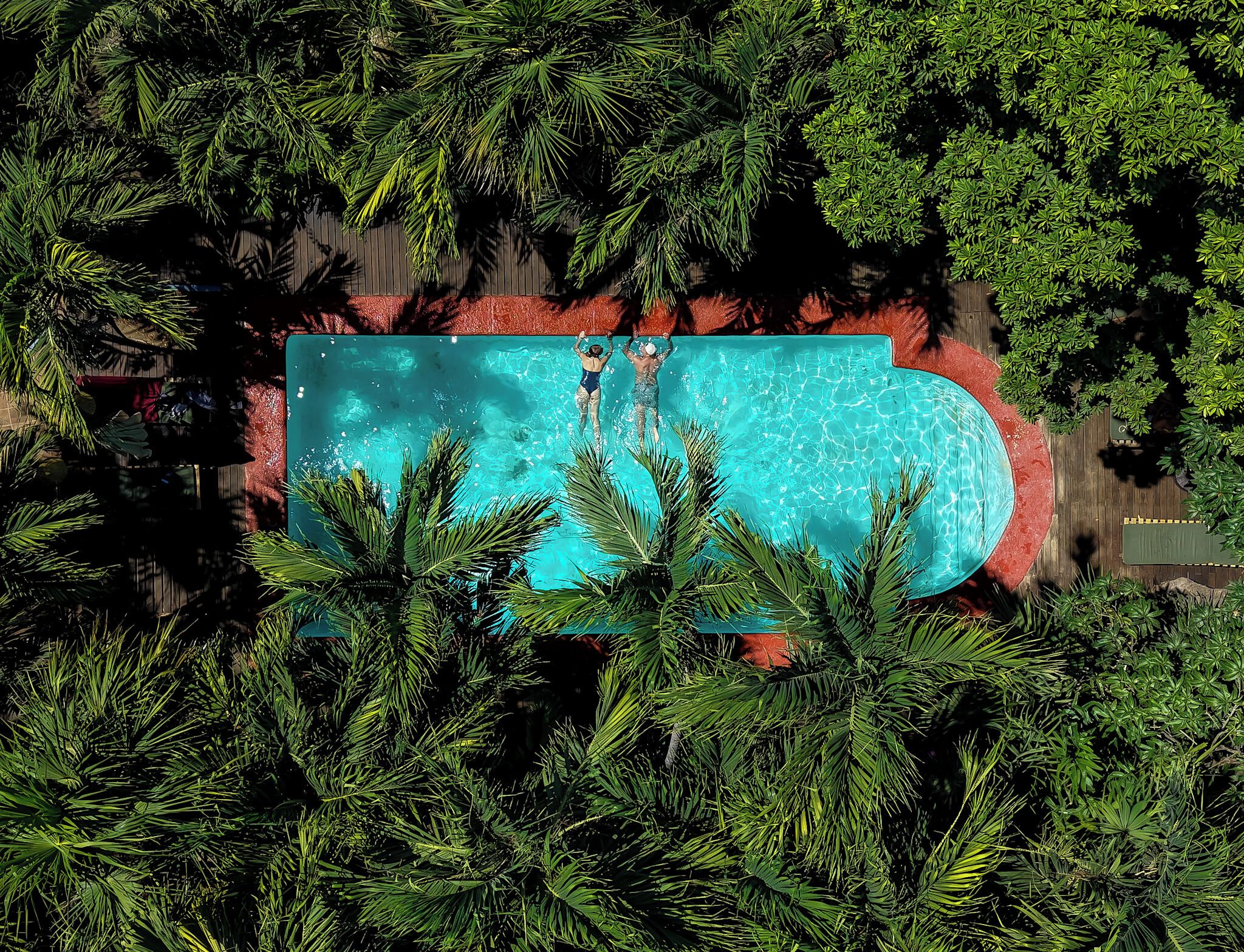 2 個室外泳池；07:00 至 20:00 開放；躺椅