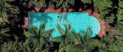 2 piscinas externas, funciona das 7h às 20h, espreguiçadeiras