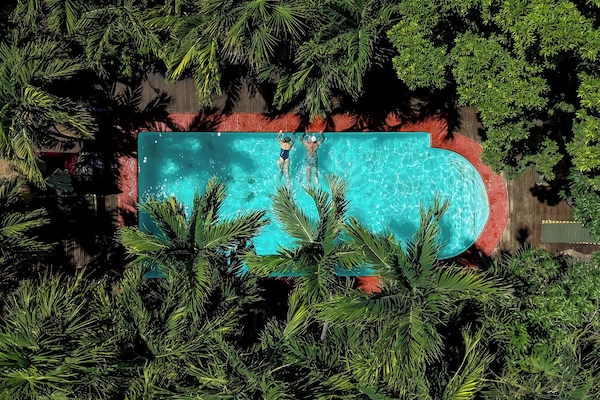 2 albercas al aire libre, acceso de 07:00 a 20:00, y camastros