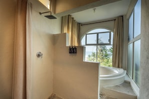 Premium Suite Ocean View | Baño | Regadera y regadera tipo lluvia