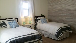 3 bedrooms, desk, iron/ironing board, travel crib - COUNTRY FARMHOUSE- The Country Feel With City Access (Eaton)