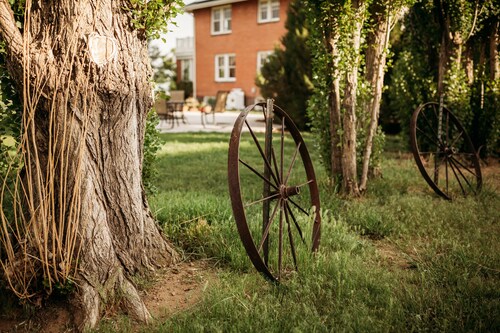 COUNTRY FARMHOUSE- The Country Feel With City Access