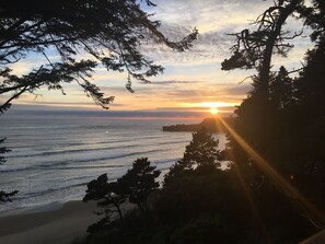 Playa en los alrededores, camastros y toallas de playa 