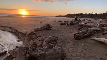 Perto da praia, espreguiçadeiras, toalhas de praia 