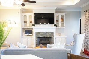 Flatskjerm-TV og DVD-spiller