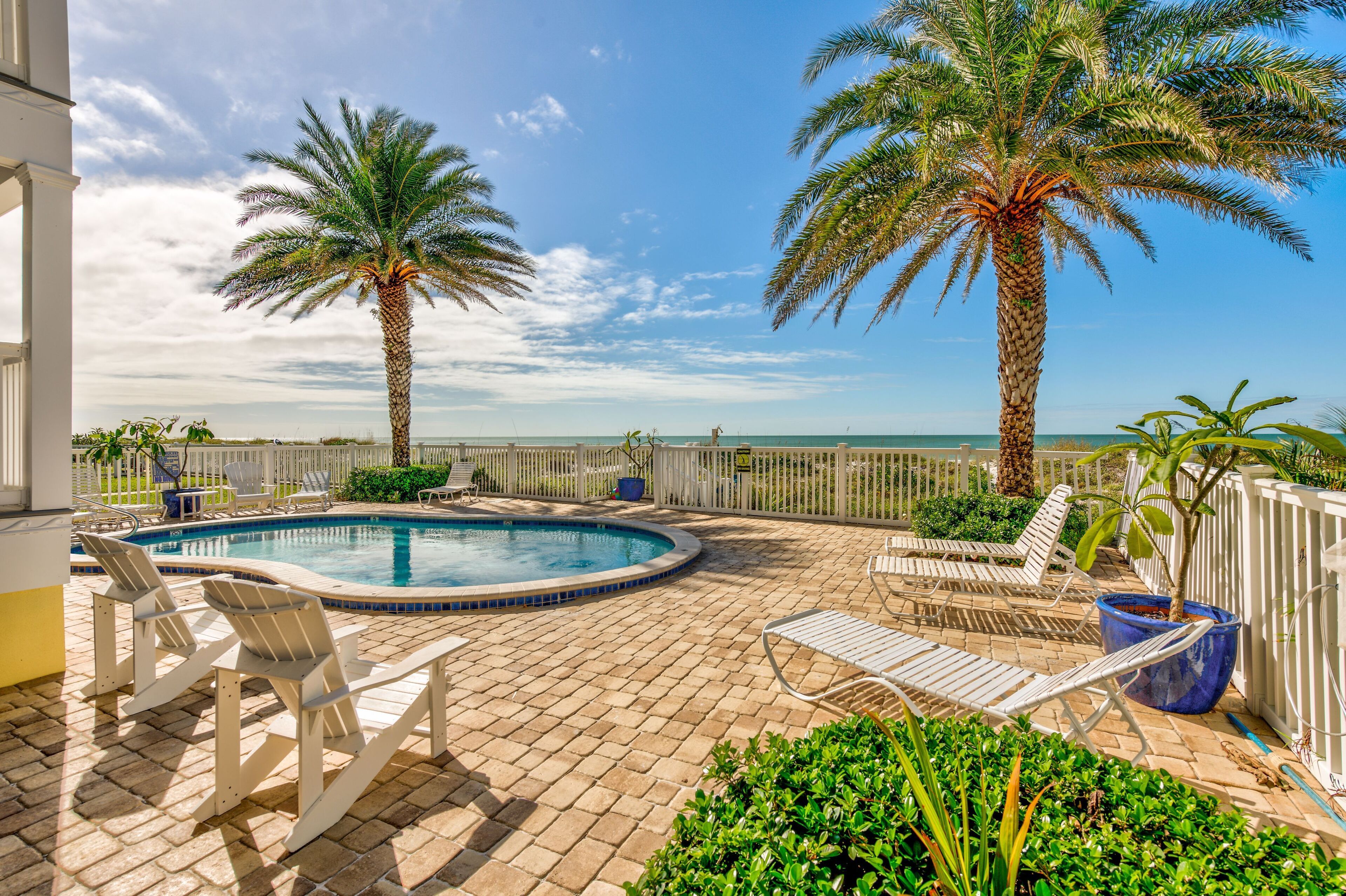 Sunset Villas 2 Amazing VIEWS|pool|sun deck|Beachfront-only 4 condos!