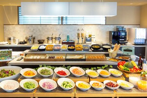 Se ofrece un desayuno bufé (2200 JPY por persona)