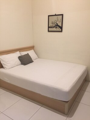 Quarto casal básico | Cortinas blackout, Wi-Fi de cortesia