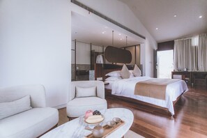 Ropa de cama de alta calidad y caja de seguridad en la habitación 