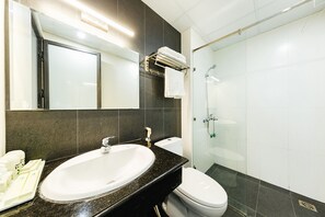Douche, articles de toilette (gratuits), séchoir à cheveux, pantoufles