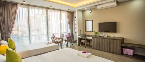 Suite, varias camas, balcón, vistas a la ciudad | Servicio de la habitación