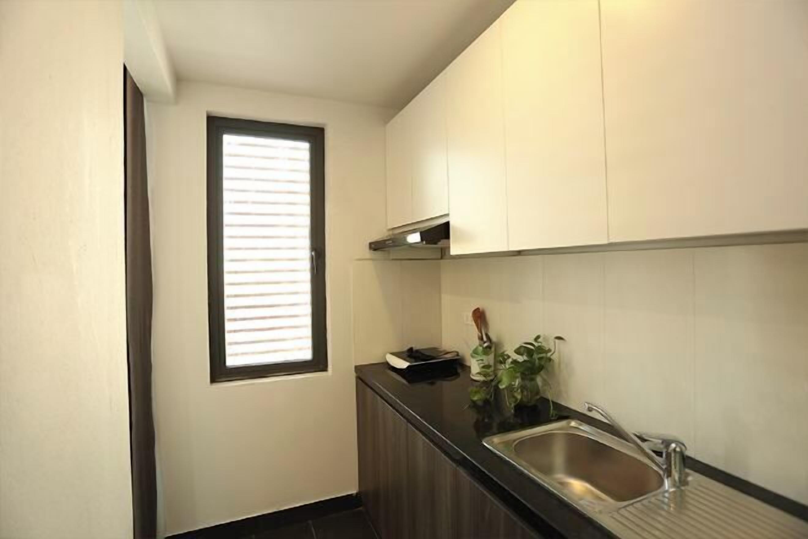 Private kitchen | Fridge, stovetop, electric kettle, cookware/dishes/utensils