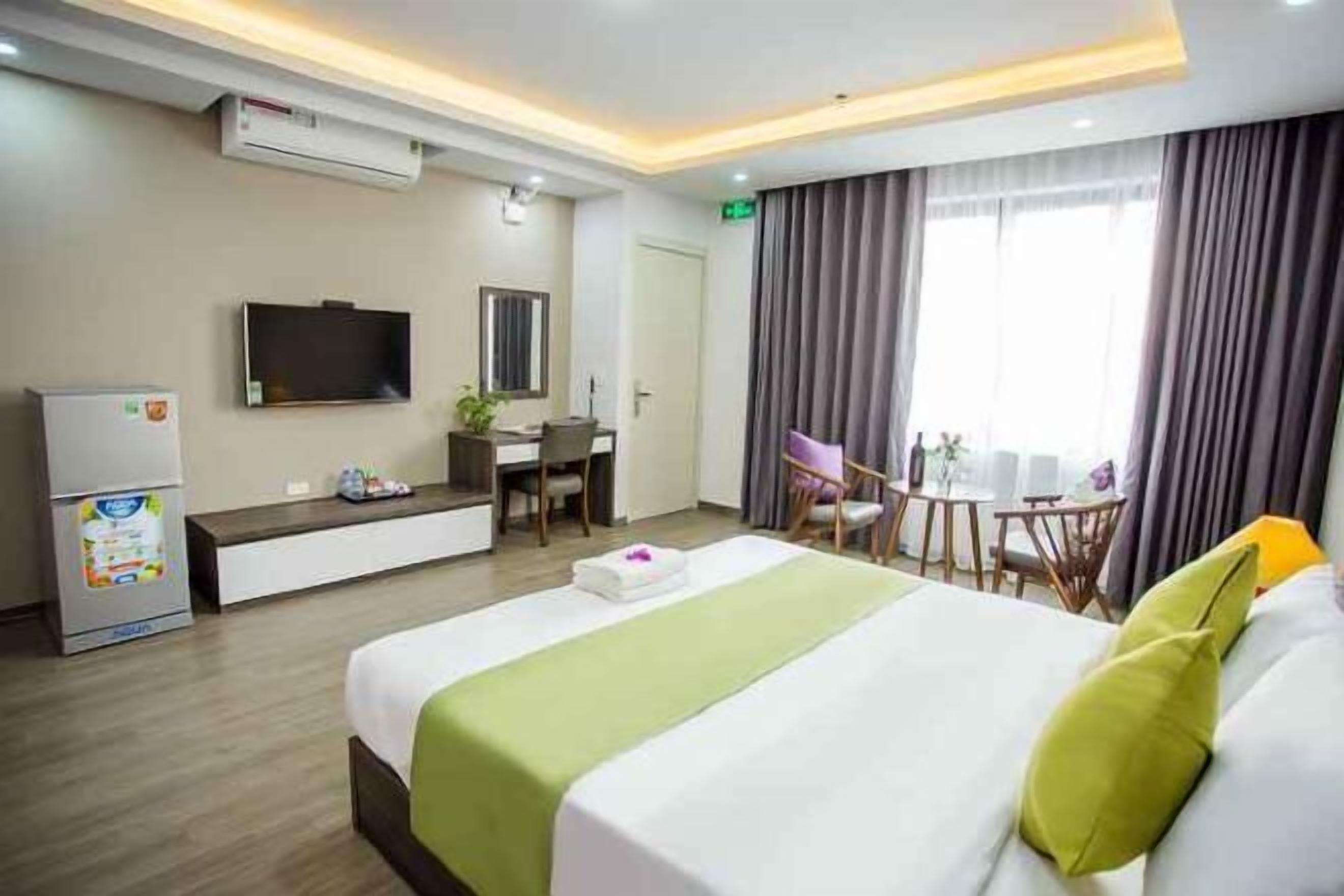 Desk, soundproofing, iron/ironing board, free WiFi