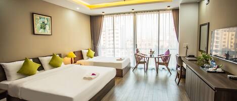 Suite, Meerdere bedden, balkon, uitzicht op de stad | Een bureau, geluiddichte muren, een strijkplank/strijkijzer, gratis wifi