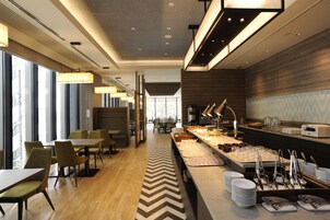 Daily buffet breakfast (JPY 2750 per person)