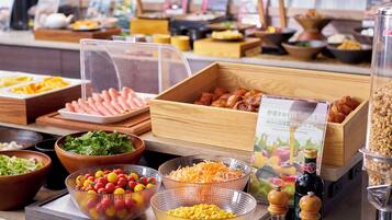 Desayuno buffet diario (JPY 2750 por persona)