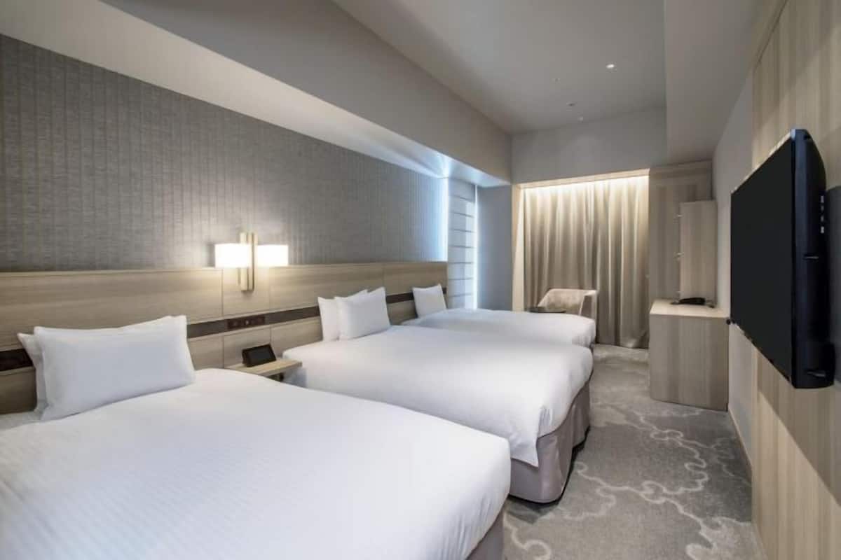 In-room safe, blackout curtains, soundproofing, bed sheets