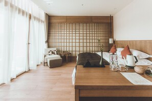 Suite – premier, 1 kingsize-seng, terrasse, fjellutsikt | Sengetøy av topp kvalitet, safe på rommet og individuelt dekorert