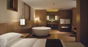 Suite « Premier », 1 très grand lit, terrasse, vue montagne | Literie de qualité supérieure, coffres-forts dans les chambres