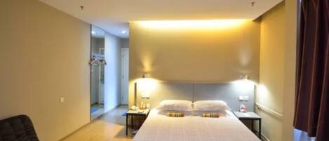 Escritorio, cortinas blackout y wifi gratis