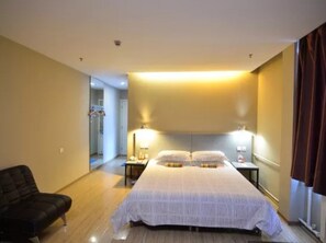 Suite – business | Skrivebord, blendingsgardiner og wi-fi (inkludert)