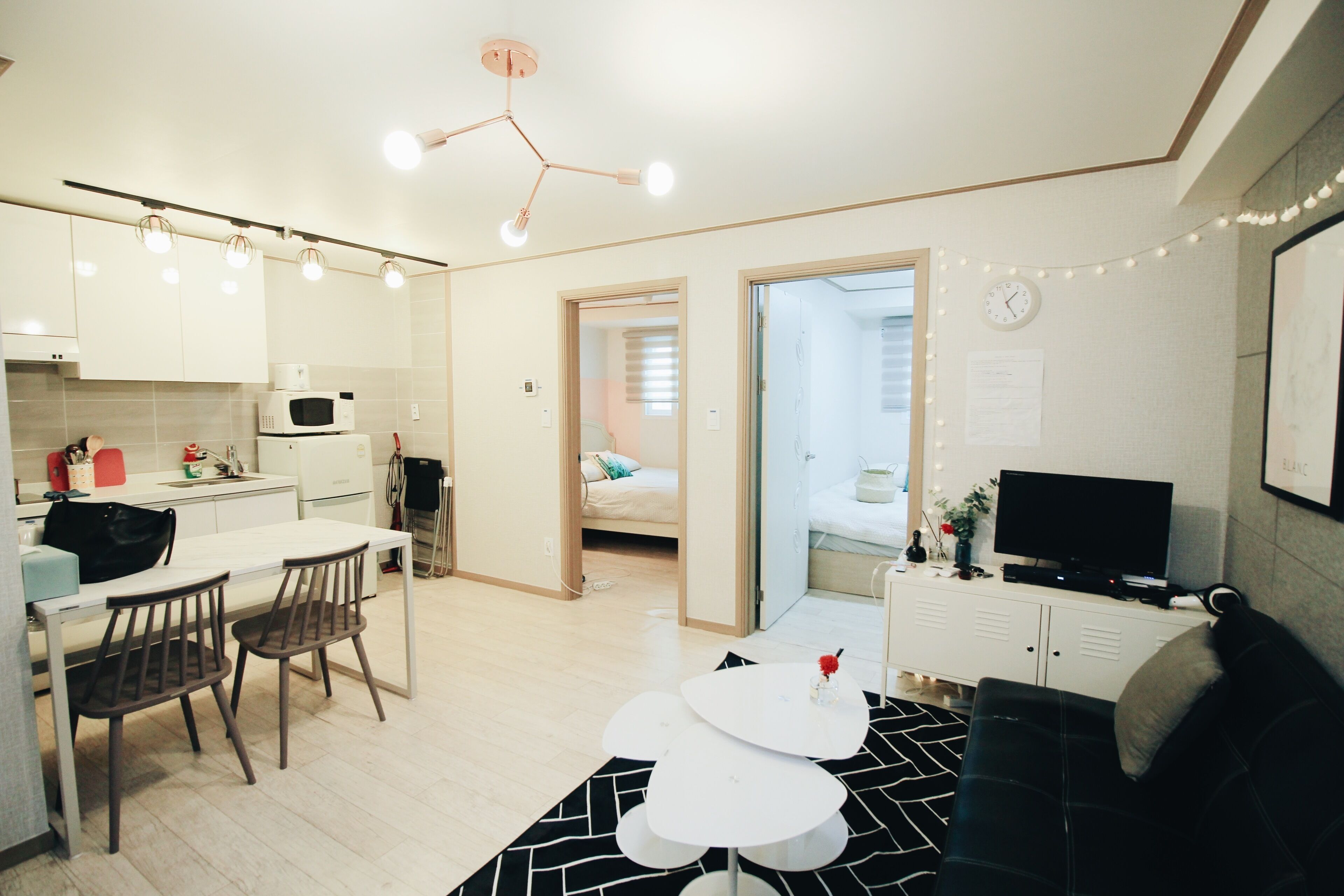 패밀리 아파트 (D) | 거실 공간 | 평면 TV