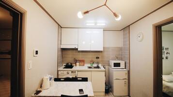 Apartemen Keluarga (C) | Dapur pribadi | Lemari es, microwave, ketel listrik, dan peralatan masak/sendok-piring