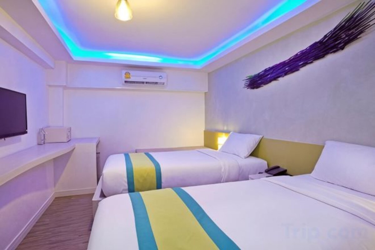 In-room safe, WiFi (free), bed sheets