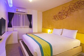 In-room safe, free WiFi, bed sheets - Holidays Home (Pattaya)