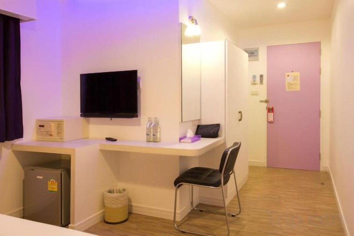 In-room safe, WiFi (free), bed sheets