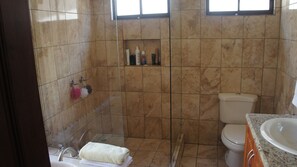 Bathtub, towels, soap, shampoo - Costa Rica Deluxe Vacation Home near everything City Mountains and Beach (Santo Domingo)