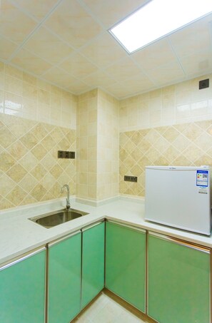 Suite, 1 Bedroom | Private kitchen | Electric kettle