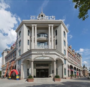 Ein großes, historisches Gebäude mit einem markanten Eingang und Säulen, vermutlich ein Hotel.
